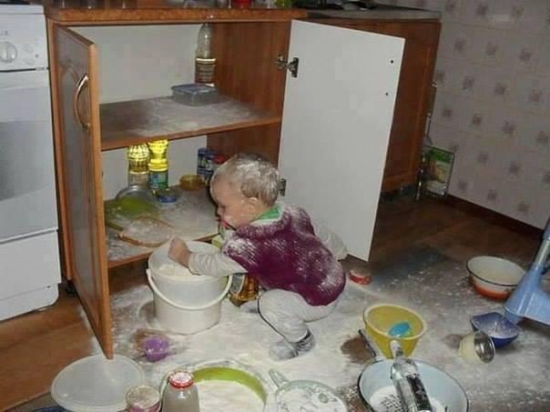 Foto Divertente: Bambino apre mobili in cucina e sparge la farina sul pavimento