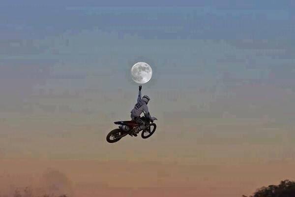 Motociclista che tocca la luna
