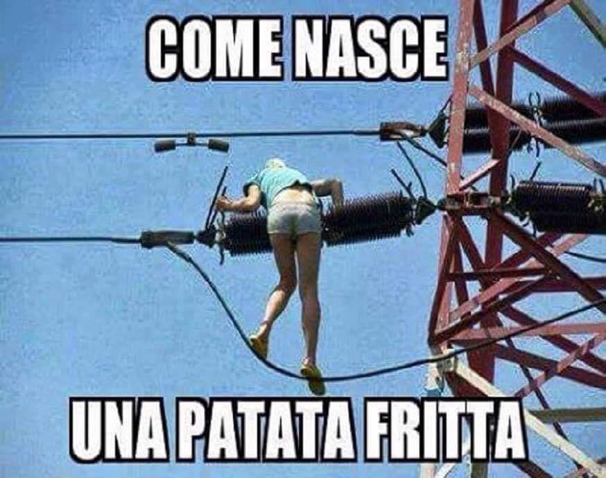 Foto Divertente: Donna arrampicata sui fili della luce