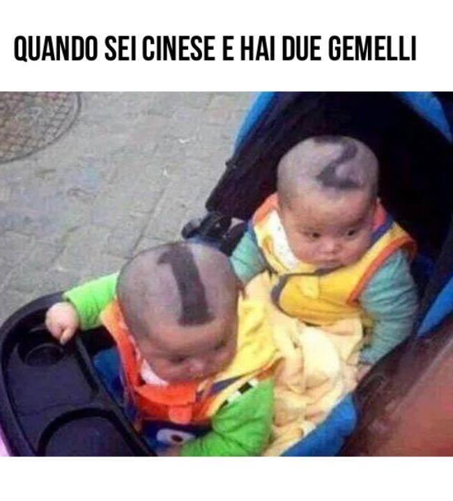 Foto Divertente: Gemelli con i capelli tagliati a forma di numeri
