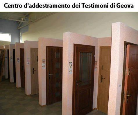 Foto Divertente: Tante porte come centro addestramento per testimoni di Geova