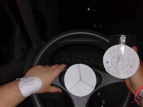 Foto Divertente: Etichette di marche famose disegnate sulla carta
