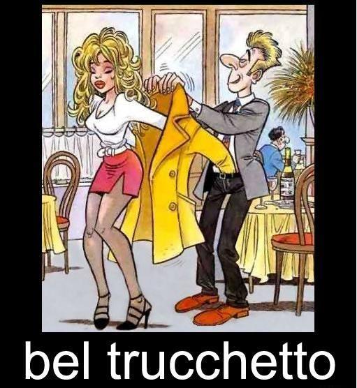 Foto Divertente: Donna che si fa mettere il cappotto da un uomo