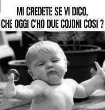 Foto Divertente: Bambino che allarga le braccia ed è imbronciato