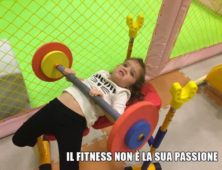 Foto Divertente: Bambina che fa la panca in plestra