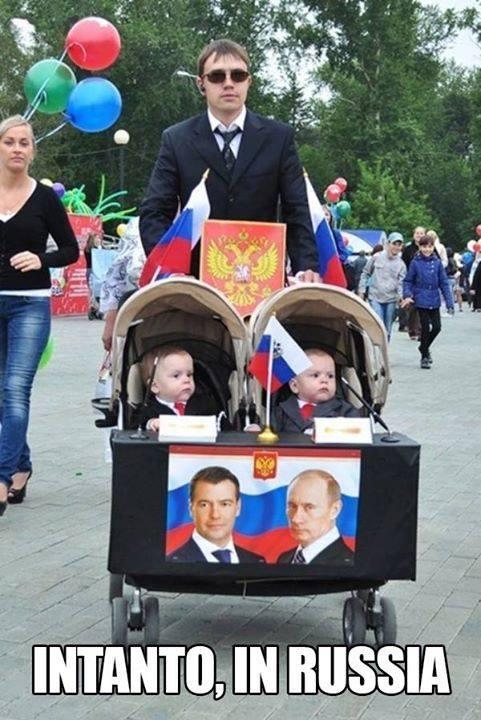 Foto Divertente: Due gemelli nel passeggino come sosia di Putin