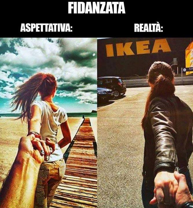 Foto Divertente: Fidanzato che tiene per mano la sua ragazza che va all'Ikea