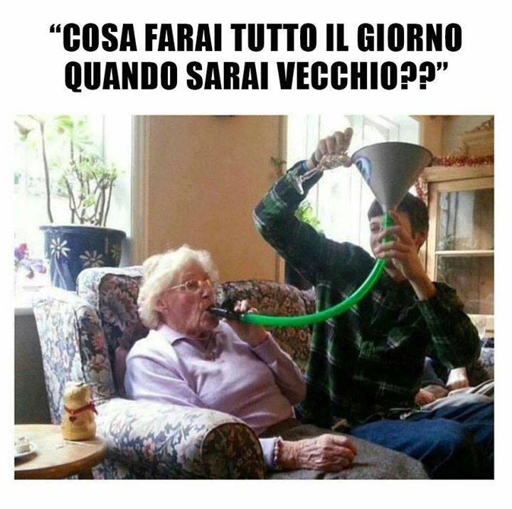 Anziana che beve alcool dall'imbuto