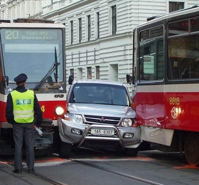 Auto incastrata tra due tram durante un sorpasso