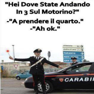 Carabiniere che ferma motorino con tre ragazzi