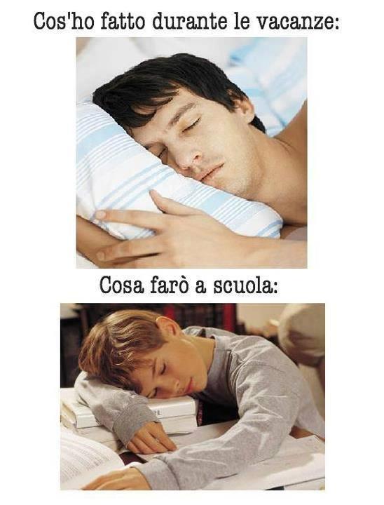 Ragazzo che dorme sui libri di scuola e nel suo letto