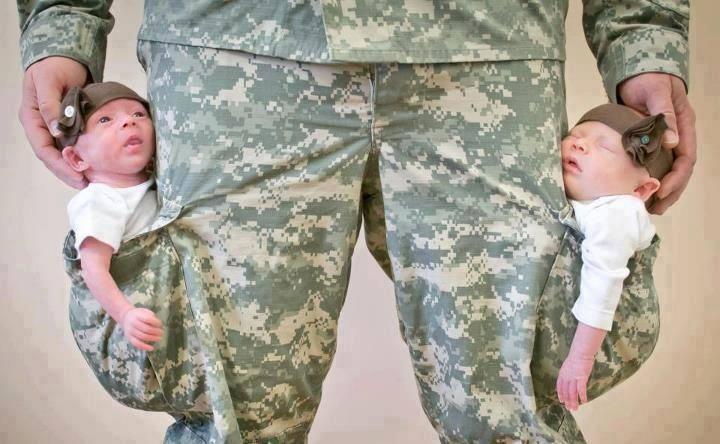 Foto Divertente: Due bambini nelle tasche di un pantalone militare