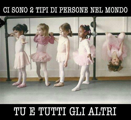Foto Divertente: Bambine a danza e una a testa in giù
