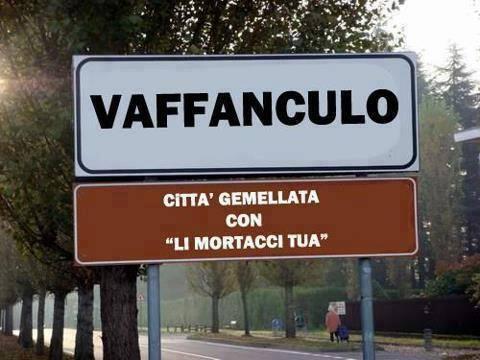 Cartello di una città con scritto "vaffanculo"