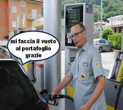 Benzinaio che fa il pieno ad una macchina 