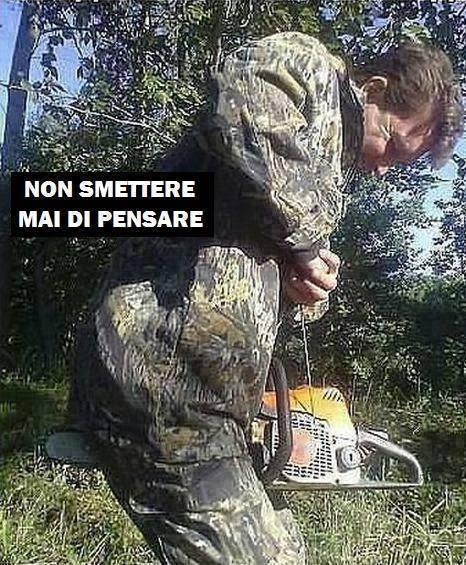 Uomo con motosega tra le gambe con lama dalla parte sbagliata