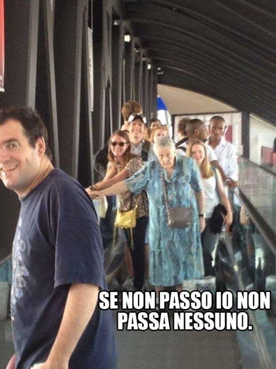 Donna che blocca le persone sulla scala mobile