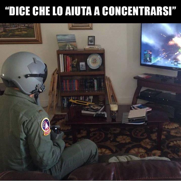 Uomo vestito da pilota per  giocare al videogiochi