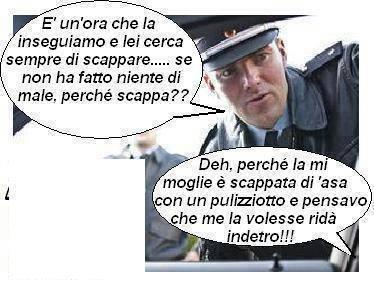 Carabiniere che ferma un uomo perchè scappava