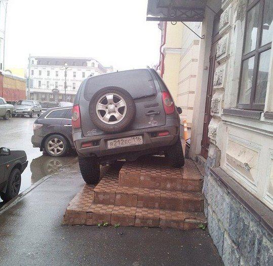 Auto salita su tre gradini della casa