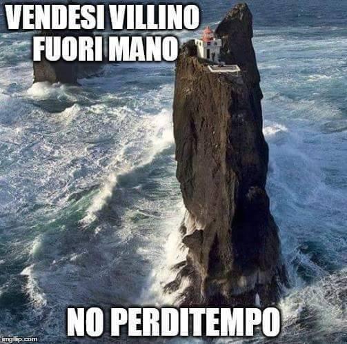 Un monastero in alto ad una roccia in mezzo al mare