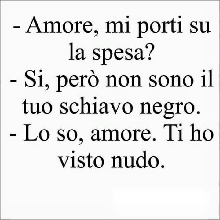 Donna che chiede al suo uomo se le porta su la spesa