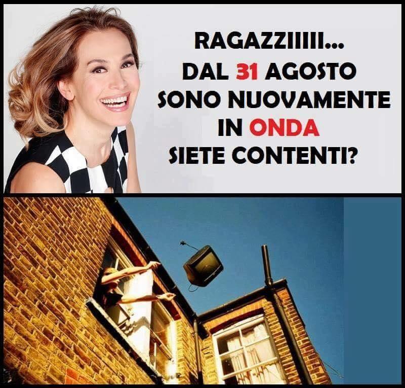 La  D'Urso torna in onda e un tizio butta la tv dalla finestra