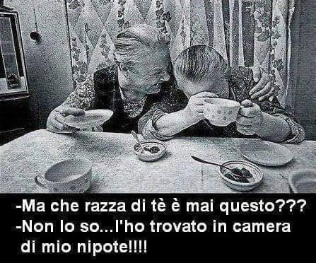 Due anziane bevono del the e ridono