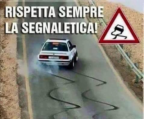 Foto Divertente: Macchina che lascia tracce a terra come nel cartello