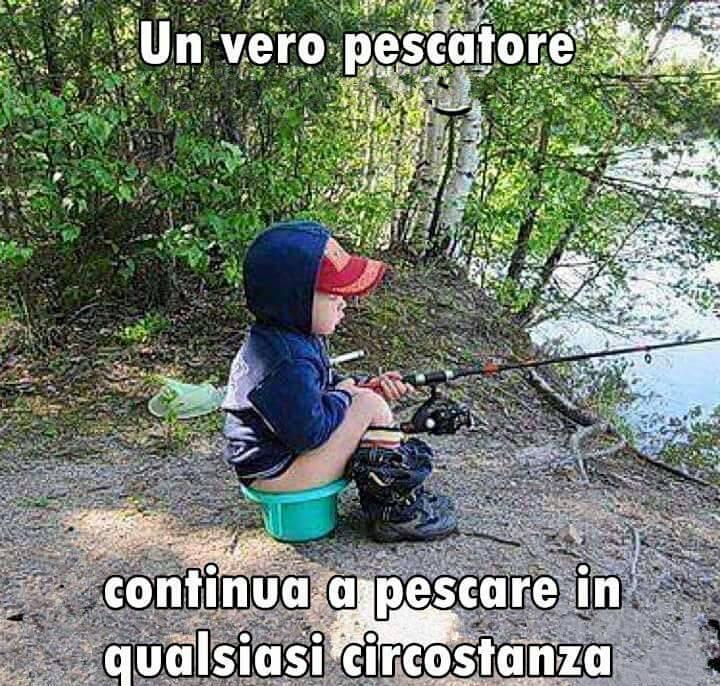 Foto Divertente: Bambino che pesca seduto sul vasino