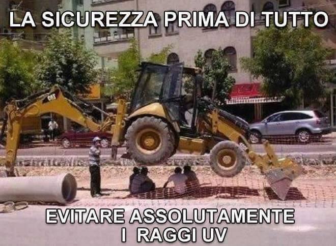 Ruspa sollevata con sotto operaia all'ombra