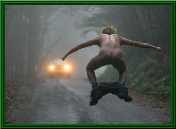 Foto Divertente: Nudo per la strada