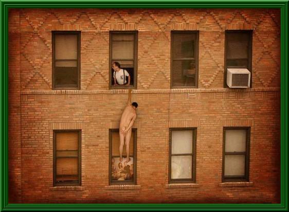 Foto Divertente: L'amante nudo fuori dalla finestra