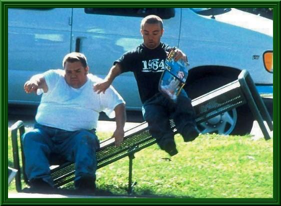 Foto Divertente: Uomo sovrappeso si siede sulla panchina