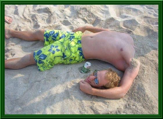 Foto Divertente: Corpo e testa di ragazzo sulle spiaggia