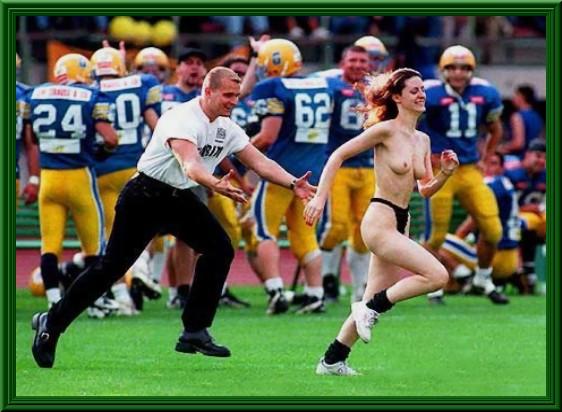 Ragazza nuda che corre sul campo da gioco