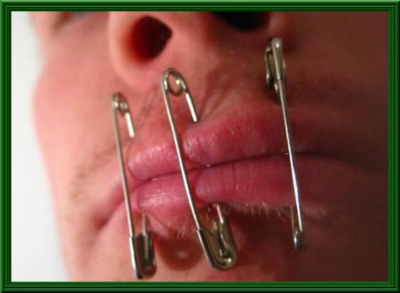 Foto Divertente: Spilli inseriti nelle labbra