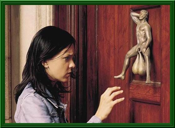 Donna che bussa alla porta di casa