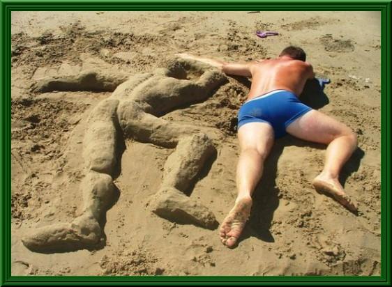 Foto Divertente: Sagoma di sabbia