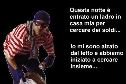 Foto Divertente: Ladro che entra in casa per cercare i soldi