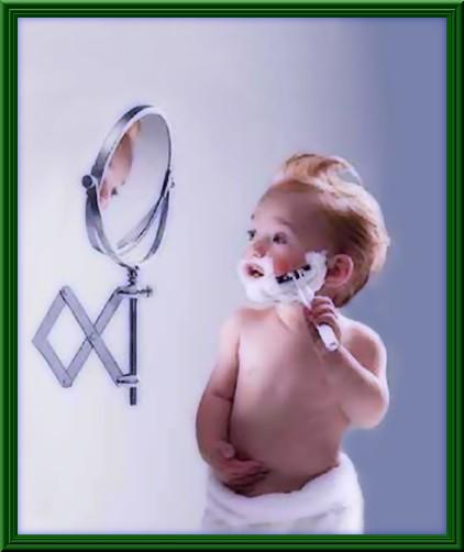Foto Divertente: Bambino che si fa la barba davanti allo specchio
