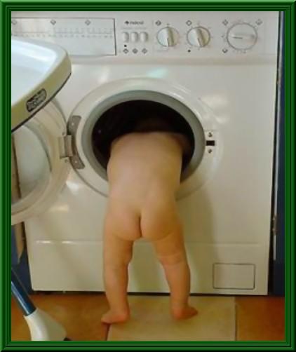 Foto Divertente: Bambino che cerca i vestiti dentro la lavatrice