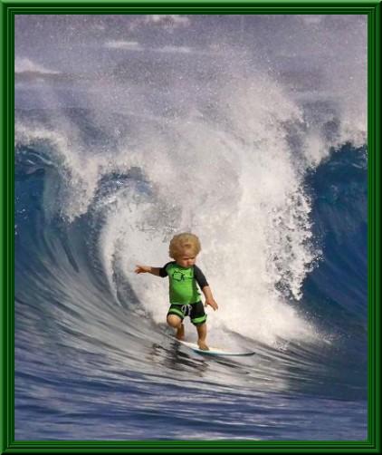 Foto Divertente: Bambino che fa surf in mare