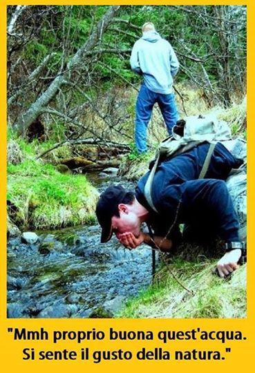 Foto Divertente: Uomo che beve acqua dal torrente