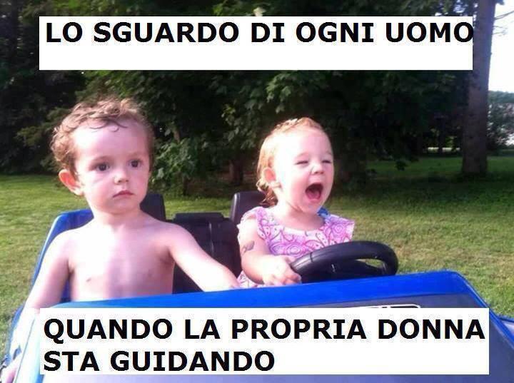 Foto Divertente: Bambina che guida l'auto giocattolo