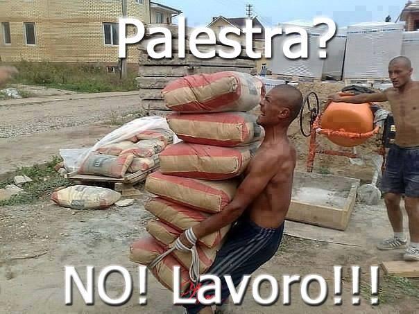 Foto Divertente: Uomo che solleva pesanti sacchi di sabbia