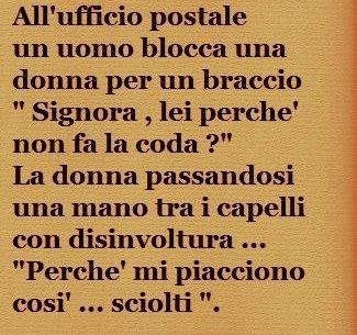 Foto Divertente: Signora che fa la coda alla posta