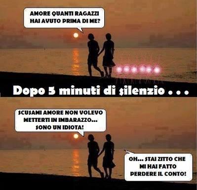 Foto Divertente: Due ragazzi in riva al mare che parlano degli amori passati