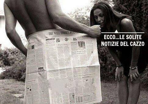 Uomo nudo con giornale legato in vita