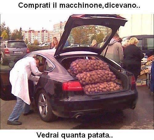 Macchinacon sacchi di patate nella bauliera
